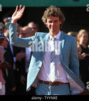 Ancien champion de France de Gustavo Kuerten reconnaît la foule après l'Open de France men's match final entre Novak Djokovic de Serbie et de Stan Wawrinka de Suisse à Roland Garros à Paris le 7 juin 2015. Wawrinka battu Djokovic 4-6, 6-4, 6-3, 6-4 pour remporter son premier championnat de France. Photo de David Silpa/UPI Banque D'Images