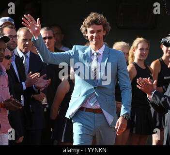 Ancien champion de France de Gustavo Kuerten reconnaît la foule après l'Open de France men's match final entre Novak Djokovic de Serbie et de Stan Wawrinka de Suisse à Roland Garros à Paris le 7 juin 2015. Wawrinka battu Djokovic 4-6, 6-4, 6-3, 6-4 pour remporter son premier championnat de France. Photo de David Silpa/UPI Banque D'Images