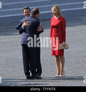 Le Président mexicain Enrique Pena Nieto et son épouse Angelica Rivera sont accueillis par le président français François Hollande à l'annual Bastille Day Parade militaire à la place de la Concorde à Paris le 14 juillet 2015. Photo de David Silpa/UPI Banque D'Images