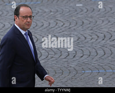 Le Président français François Hollande laisse la place de la Concorde après avoir assisté au défilé militaire annuel le jour de la Bastille à Paris le 14 juillet 2015. Photo de David Silpa/UPI Banque D'Images