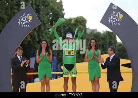 Peter Sagan de Slovaquie célèbre sur le podium de présentation après avoir remporté le maillot vert (points) global leader sur le Tour de France à Paris le 26 juillet 2015. Chris Froome de Grande-Bretagne a annoncé que son deuxième tour de France la victoire, devenant ainsi le premier britannique à le faire. Photo de David Silpa/UPI Banque D'Images