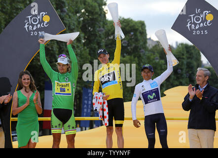 Christopher Froome la Grande-Bretagne (C), la Slovaquie est Peter Sagan (L) et la Colombie, Nairo Quintana (R) célèbrent sur le podium de présentation après avoir remporté des prix dans le Tour de France à Paris le 26 juillet 2015. Froome réclamé sa deuxième victoire du Tour de France, devenant ainsi le premier britannique à le faire. Photo de David Silpa/UPI Banque D'Images