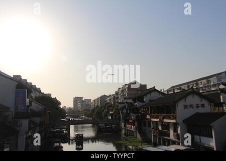 Qibao Old Street à Shanghai, près de crépuscule, le soleil brille, et a le charme d'eau du canton. Banque D'Images