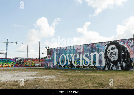 Un portrait de Bob Marley peint sur le côté d'un immeuble commercial dans le domaine de Wynwood Miami, Floride Banque D'Images