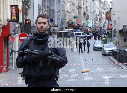 La police est vu près de la rue Fontaine-au-roi à Paris le 14 novembre 2015. Un café sur la rue a été l'un des endroits frappés par une série d'attaques coordonnées dans toute la ville qui a fait au moins 120 vies. L'État islamique (ISIS) a revendiqué la responsabilité des attaques. Photo de David Silpa/UPI Banque D'Images