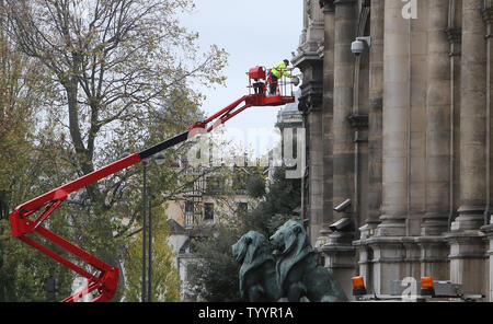 Un travailleur vérifie une caméra de sécurité sur l'Hôtel de Ville de Paris le 16 novembre 2015. Principaux monuments restent fermés et la sécurité des trois jours après que la ville a été frappée par une série d'attaques coordonnées qui a fait au moins 120 vies. L'État islamique (ISIS) a revendiqué la responsabilité des attaques. Photo de David Silpa/UPI Banque D'Images