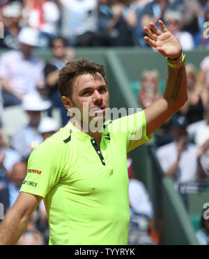 Stan Wawrinka de la Suisse reconnaît la foule après avoir remporté sa French Open men's deuxième tour contre Taro Daniel du Japon à Roland Garros à Paris le 25 mai 2016. Wawrinka battu Daniel 7-6 (7), 6-3, 6-4) pour passer à la troisième ronde. Photo de David Silpa/UPI Banque D'Images