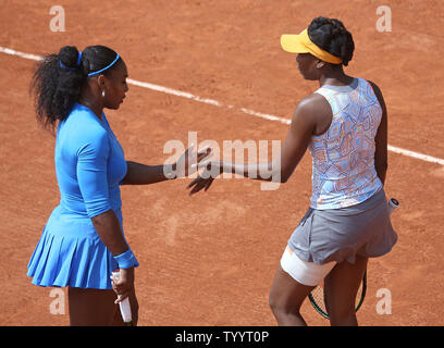 American Serena Williams (L) félicite l'American Venus Williams lors de leur premier tour double femmes match contre Jelena Ostapenko Yulia Putintseva de Lettonie et du Kazakhstan à Roland Garros à Paris le 25 mai 2016. Photo de David Silpa/UPI Banque D'Images