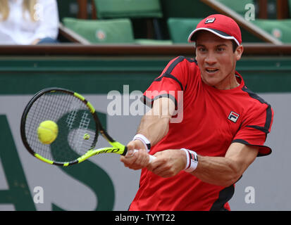 Facundo Bagnis hits de l'Argentine a tourné lors de son Open de France men's deuxième tour contre l'Espagne de Rafael Nadal à Roland Garros à Paris le 26 mai 2016. Nadal a battu 6-3, 6-0 Bagnis, 6-3 à l'avance pour le troisième tour. Photo de David Silpa/UPI Banque D'Images