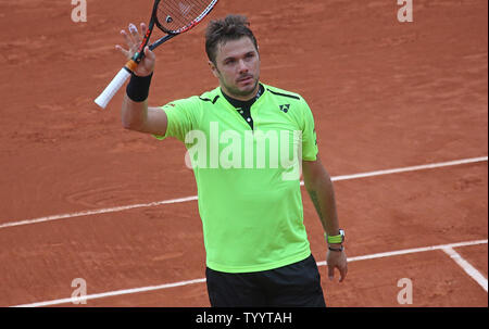 Stan Wawrinka de la Suisse reconnaît la foule après avoir remporté sa French Open men's quatrième ronde match contre Viktor Troicki de Serbie à Roland Garros à Paris le 29 mai 2016. Wawrinka battu Troicki 7-6 (5), 6-7 (7), 6-3, 6-2) pour passer à la finale. Photo de David Silpa/UPI Banque D'Images