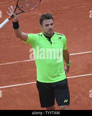 Stan Wawrinka de la Suisse reconnaît la foule après avoir remporté sa French Open men's quatrième ronde match contre Viktor Troicki de Serbie à Roland Garros à Paris le 29 mai 2016. Wawrinka battu Troicki 7-6 (5), 6-7 (7), 6-3, 6-2) pour passer à la finale. Photo de David Silpa/UPI Banque D'Images