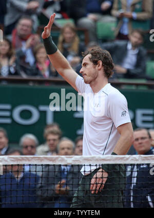 Andy Murray du Royaume-Uni reconnaît la foule après avoir remporté son français ouvert hommes contre match quart de finale Richard Gasquet de France à Roland Garros à Paris le 1 juin 2016. Murray a battu Gasquet 5-7, 7-6 (3), 6-0, 6-2 à l'avance pour les demi-finales. Photo de David Silpa/UPI Banque D'Images