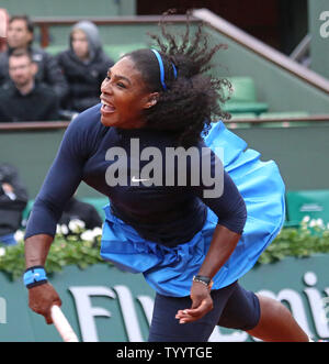 American Serena Williams sert lors de son Open de France match quart de femmes contre Yulia Putintseva du Kazakhstan à Roland Garros à Paris le 2 juin 2016. Williams a battu Putintseva 5-7, 6-4, 6-1 à l'avance pour les demi-finales. Photo de David Silpa/UPI Banque D'Images