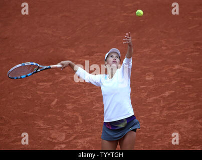 Yulia Putintseva du Kazakhstan sert lors de son Open de France match quart de femmes contre l'Américain Serena Williams à Roland Garros à Paris le 2 juin 2016. Williams a battu Putintseva 5-7, 6-4, 6-1 à l'avance pour les demi-finales. Photo de David Silpa/UPI Banque D'Images