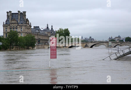 Emblèmes de la Seine en face du musée du Louvre à Paris le 3 juin 2016. La rivière à Paris a enflé à son plus haut niveau en 30 ans, forçant la fermeture de musées du Louvre et d'Orsay ainsi que certains trains et métros. L'inondation a été le résultat de pluies soutenues dans toute la France, provoquant la Seine pour s'élever à plus de 18 pieds (5,5 mètres). Photo de David Silpa/UPI Banque D'Images