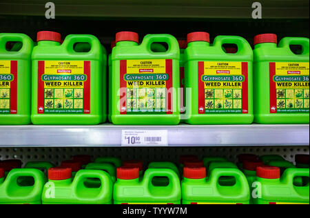 Conteneurs de glyphosate en vente dans le jardin l'article d'un magasin de matériel. Banque D'Images