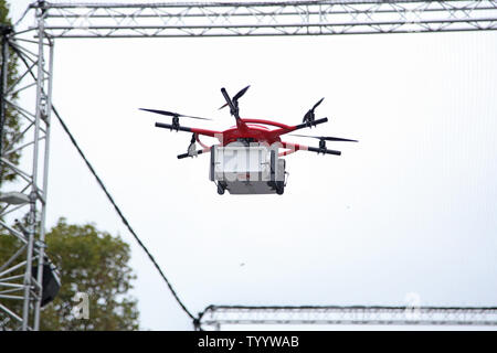 Un bourdon est vu offrir un paquet le long de l'Avenue des Champs-Élysées, lors d'une manifestation lors de la première assemblée annuelle Festival Drone à Paris le 4 septembre 2016. L'événement, qui les races à travers un parcours à proximité de l'Arc de Triomphe, suivie de l'annonce faite par le maire de Paris Anne Hidalgo que la ville a établi deux endroits où les pilotes de drones amateur peut voler leurs drones un dimanche chaque mois. Photo de David Silpa/UPI Banque D'Images