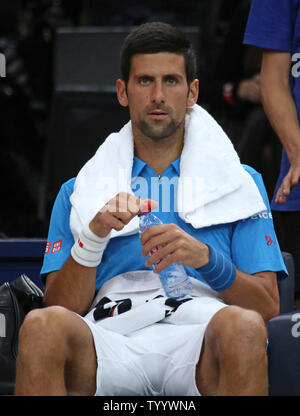 Novak Djokovic La Serbie marque une pause au cours de son deuxième tour contre Gilles Muller de Luxembourg au BNP Paribas Masters à Paris le 2 novembre 2016. Djokovic bat Muller 6-3, 6-4) pour passer à la ronde suivante. Photo de David Silpa/UPI Banque D'Images