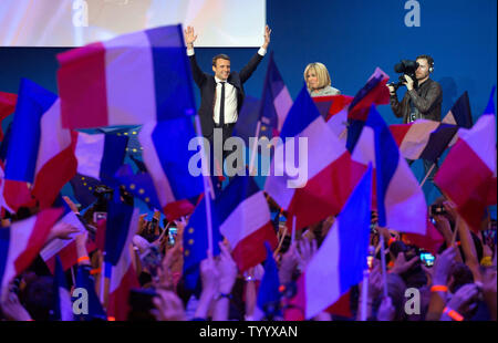 Candidat centriste à l'élection présidentielle française, Emmanuel Macron, célèbre sa victoire à Paris, le 23 avril, 2017. Macron a été élu au premier tour de scrutin ainsi que les candidats d'extrême-droite Marine Le Pen. Photo par Clement Martin/UPI Banque D'Images