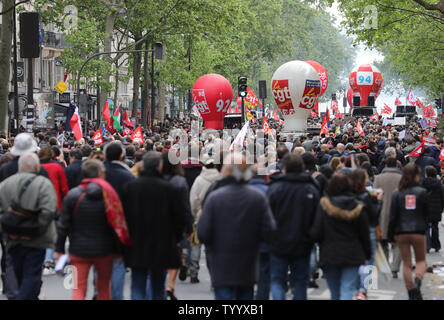 Les manifestants défilent dans les rues de Paris le jour de la fête du Travail 01 mai, 2017 en vertu de la police serré de la sécurité. Les travailleurs peuvent traditionnel jour de mars ont leur discording voix une semaine avant les élections présidentielles, que ce soit pour s'opposer le candidat présidentiel d'extrême-droite Marine Le Pen ou son concurrent Emmanuel Macron centriste. Photo Maya UPI/Vidon-White Banque D'Images