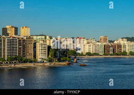 Ville par la mer. Ville de Niteroi, de l'État de Rio de Janeiro, Brésil Amérique du Sud. Banque D'Images