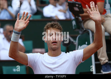 Renzo Olivo de l'Argentine reconnaît la foule après avoir remporté sa French Open men's premier match contre Novak Djokovic de France à Roland Garros à Paris le 31 mai 2017. Olivo défait Tsonga 7-5, 6-4, 6-7 (6), 6-4 à l'avance à la deuxième ronde. Photo de David Silpa/UPI Banque D'Images