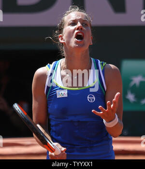 Barbora Strycova de la République tchèque réagit après un tir pendant son français Open de deuxième tour contre l'Alize Cornet de France à Roland Garros à Paris le 1 juin 2017. Cornet défait Strycova 6-4, 6-1 à l'avance pour le troisième tour. Photo de David Silpa/UPI Banque D'Images