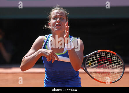 Barbora Strycova de la République tchèque réagit après un tir pendant son français Open de deuxième tour contre l'Alize Cornet de France à Roland Garros à Paris le 1 juin 2017. Cornet défait Strycova 6-4, 6-1 à l'avance pour le troisième tour. Photo de David Silpa/UPI Banque D'Images