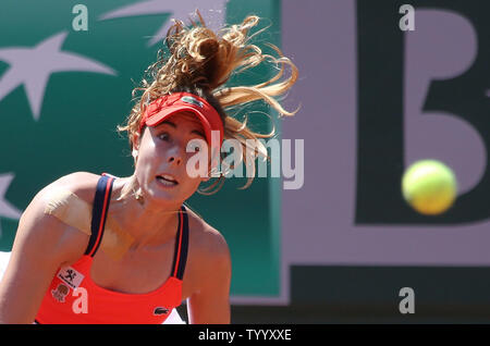 Alize Cornet de France hits un servir pendant son français Open de deuxième tour contre Barbora Strycova de la République tchèque à Roland Garros à Paris le 1 juin 2017. Cornet défait Strycova 6-4, 6-1 à l'avance pour le troisième tour. Photo de David Silpa/UPI Banque D'Images