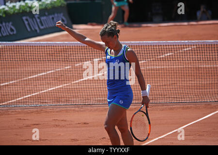 Barbora Strycova de la République tchèque réagit après un tir pendant son français Open de deuxième tour contre l'Alize Cornet de France à Roland Garros à Paris le 1 juin 2017. Cornet défait Strycova 6-4, 6-1 à l'avance pour le troisième tour. Photo de David Silpa/UPI Banque D'Images