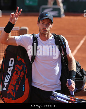 Andy Murray du Royaume-Uni reconnaît la foule après avoir perdu sa demi-finale de l'Open de France hommes match contre Stan Wawrinka de Suisse à Roland Garros à Paris le 9 juin 2017. Wawrinka battu Murray 6-7 (6), 6-3, 5-7, 7-6 (3), 6-1) pour passer à la finale. Photo de David Silpa/UPI Banque D'Images