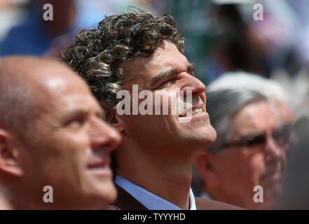 Gustavo Kuerten se présente à une cérémonie pour recevoir son Tennis Hall of Fame anneau avant l'Open de France men's match final entre Stan Wawrinka de la Suisse et de l'Espagne de Rafael Nadal à Roland Garros à Paris le 11 juin 2017. Photo de David Silpa/UPI Banque D'Images