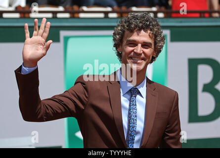 Gustavo Kuerten se présente à une cérémonie pour recevoir son Tennis Hall of Fame anneau avant l'Open de France men's match final entre Stan Wawrinka de la Suisse et de l'Espagne de Rafael Nadal à Roland Garros à Paris le 11 juin 2017. Photo de David Silpa/UPI Banque D'Images