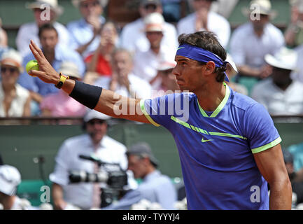 Rafael Nadal de l'Espagne reconnaît la foule avant le début de son Open de France men's match final contre Stan Wawrinka de Suisse à Roland Garros à Paris le 11 juin 2017. Photo de David Silpa/UPI Banque D'Images