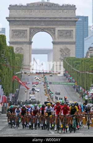 Balade le long des concurrents de l'Avenue des Champs-Elysées pendant le Tour de France à Paris le 23 juillet 2017. Chris Froome de Grande-Bretagne a annoncé que son quatrième tour de France victoire. Photo de David Silpa/UPI Banque D'Images