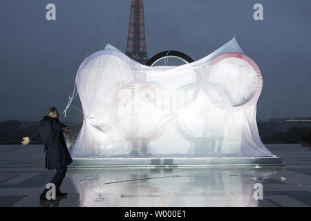 Les anneaux olympiques sont dévoilées sur la place du Trocadéro en face de la Tour Eiffel pour célébrer officiellement Paris qui s'est vu attribuer le Jeux Olympiques de 2024 à Paris le 13 septembre 2017. Photo de David Silpa/UPI Banque D'Images