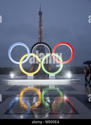 Les anneaux olympiques sont dévoilées sur la place du Trocadéro en face de la Tour Eiffel pour célébrer officiellement Paris qui s'est vu attribuer le Jeux Olympiques de 2024 à Paris le 13 septembre 2017. Photo de David Silpa/UPI Banque D'Images