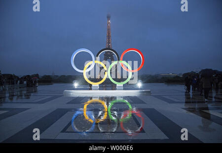 Les anneaux olympiques sont dévoilées sur la place du Trocadéro en face de la Tour Eiffel pour célébrer officiellement Paris qui s'est vu attribuer le Jeux Olympiques de 2024 à Paris le 13 septembre 2017. Photo de David Silpa/UPI Banque D'Images