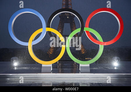 Les anneaux olympiques sont dévoilées sur la place du Trocadéro en face de la Tour Eiffel pour célébrer officiellement Paris qui s'est vu attribuer le Jeux Olympiques de 2024 à Paris le 13 septembre 2017. Photo de David Silpa/UPI Banque D'Images