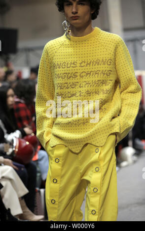 Prendre la passerelle pour les modèles au cours de l'Angus Chiang's collection show dans le cadre de la collection Automne-Hiver 2018-2019 exposés à Paris le 18 janvier 2018. Photo Maya Vidon-White Banque D'Images