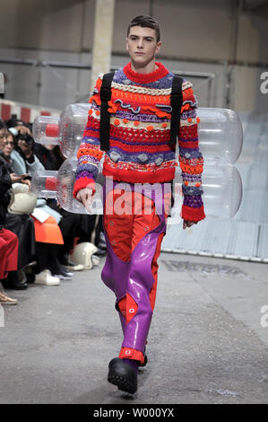 Prendre la passerelle pour les modèles au cours de l'Angus Chiang's collection show dans le cadre de la collection Automne-Hiver 2018-2019 exposés à Paris le 18 janvier 2018. Photo Maya Vidon-White Banque D'Images