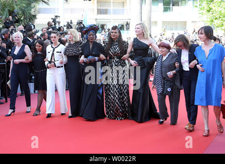 Les femmes cinéastes, y compris Kirsten Stewart, Léa Seydoux, Khadja Nin, Ava DuVernay, Cate Blanchett et Agnès Varda, arrivent sur le tapis rouge pour protester contre la façon dont peu d'entre eux ont été honorés dans l'histoire du festival annuel lors de la 71 e édition du Festival de Cannes au Palais des Festivals le 12 mai 2018 à Cannes, France. Quatre-vingt-deux femmes ont participé à la manifestation, symbolisant le nombre de films qui ont été réalisé par les femmes depuis le festival a commencé. Plus de 1 600 films et réalisé par des hommes ont été à l'honneur dans les 71 ans d'histoire du festival. Photo de David Silpa/UPI Banque D'Images