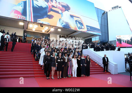 Femmes cinéastes arrivent sur le tapis rouge pour protester contre la façon dont peu d'entre eux ont été honorés dans l'histoire du festival annuel lors de la 71 e édition du Festival de Cannes au Palais des Festivals le 12 mai 2018 à Cannes, France. Quatre-vingt-deux femmes ont participé à la manifestation, symbolisant le nombre de films qui ont été réalisé par les femmes depuis le festival a commencé. Plus de 1 600 films et réalisé par des hommes ont été à l'honneur dans les 71 ans d'histoire du festival. Photo de David Silpa/UPI Banque D'Images