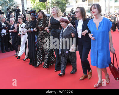 Les femmes cinéastes, y compris Kirsten Stewart, Léa Seydoux, Khadja Nin, Ava DuVernay, Cate Blanchett et Agnès Varda, arrivent sur le tapis rouge pour protester contre la façon dont peu d'entre eux ont été honorés dans l'histoire du festival annuel lors de la 71 e édition du Festival de Cannes au Palais des Festivals le 12 mai 2018 à Cannes, France. Quatre-vingt-deux femmes ont participé à la manifestation, symbolisant le nombre de films qui ont été réalisé par les femmes depuis le festival a commencé. Plus de 1 600 films et réalisé par des hommes ont été à l'honneur dans les 71 ans d'histoire du festival. Photo de David Silpa/UPI Banque D'Images