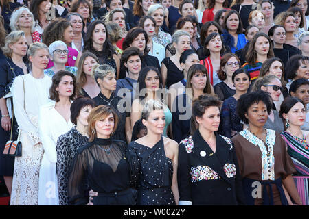 Les femmes cinéastes, dont Salma Hayek, arrivent sur le tapis rouge pour protester contre la façon dont peu d'entre eux ont été honorés dans l'histoire du festival annuel lors de la 71 e édition du Festival de Cannes au Palais des Festivals le 12 mai 2018 à Cannes, France. Quatre-vingt-deux femmes ont participé à la manifestation, symbolisant le nombre de films qui ont été réalisé par les femmes depuis le festival a commencé. Plus de 1 600 films et réalisé par des hommes ont été à l'honneur dans les 71 ans d'histoire du festival. Photo de David Silpa/UPI Banque D'Images