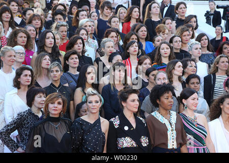 Les femmes cinéastes, dont Salma Hayek, arrivent sur le tapis rouge pour protester contre la façon dont peu d'entre eux ont été honorés dans l'histoire du festival annuel lors de la 71 e édition du Festival de Cannes au Palais des Festivals le 12 mai 2018 à Cannes, France. Quatre-vingt-deux femmes ont participé à la manifestation, symbolisant le nombre de films qui ont été réalisé par les femmes depuis le festival a commencé. Plus de 1 600 films et réalisé par des hommes ont été à l'honneur dans les 71 ans d'histoire du festival. Photo de David Silpa/UPI Banque D'Images