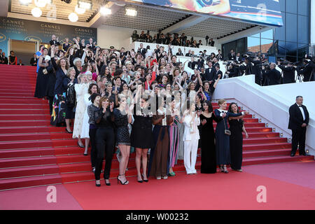 Femmes cinéastes arrivent sur le tapis rouge pour protester contre la façon dont peu d'entre eux ont été honorés dans l'histoire du festival annuel lors de la 71 e édition du Festival de Cannes au Palais des Festivals le 12 mai 2018 à Cannes, France. Quatre-vingt-deux femmes ont participé à la manifestation, symbolisant le nombre de films qui ont été réalisé par les femmes depuis le festival a commencé. Plus de 1 600 films et réalisé par des hommes ont été à l'honneur dans les 71 ans d'histoire du festival. Photo de David Silpa/UPI Banque D'Images