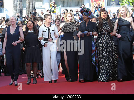 Femmes cinéastes arrivent sur le tapis rouge pour protester contre la façon dont peu d'entre eux ont été honorés dans l'histoire du festival annuel lors de la 71 e édition du Festival de Cannes au Palais des Festivals le 12 mai 2018 à Cannes, France. Quatre-vingt-deux femmes ont participé à la manifestation, symbolisant le nombre de films qui ont été réalisé par les femmes depuis le festival a commencé. Plus de 1 600 films et réalisé par des hommes ont été à l'honneur dans les 71 ans d'histoire du festival. Photo de David Silpa/UPI Banque D'Images