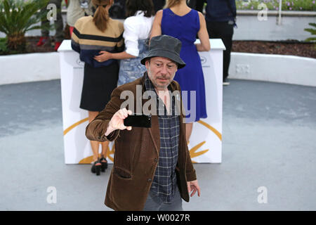 Mathieu Amalric arrive à un photocall pour le film "Le grand bain" pendant la 71ième congrès annuel international du Film de Cannes à Cannes, France le 13 mai 2018. Photo de David Silpa/UPI Banque D'Images