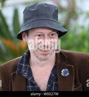 Mathieu Amalric arrive à un photocall pour le film "Le grand bain" pendant la 71ième congrès annuel international du Film de Cannes à Cannes, France le 13 mai 2018. Photo de David Silpa/UPI Banque D'Images